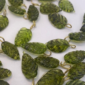 Foglia in vetro da 14 mm con occhiello in ottone fuso. (Verde foresta) 25 pezzi per prezzo