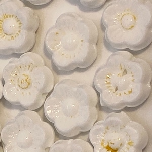 Antique white glass flower blossom beads from Japan. (20 pieces per price)