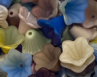 Mixed lot of beautiful hand painted Bell flowers from our studio.  14mm (20 pieces per price)