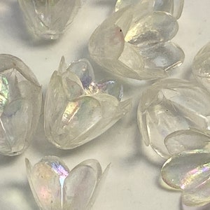 Vintage transparent lilly with AB iridescent finish. 11mm. Acrylic ( 20 pieces per price)