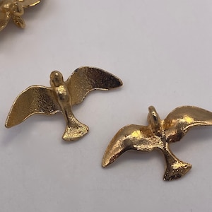 Colgante vintage de latón. Pájaro volador. ( 2 piezas por precio)