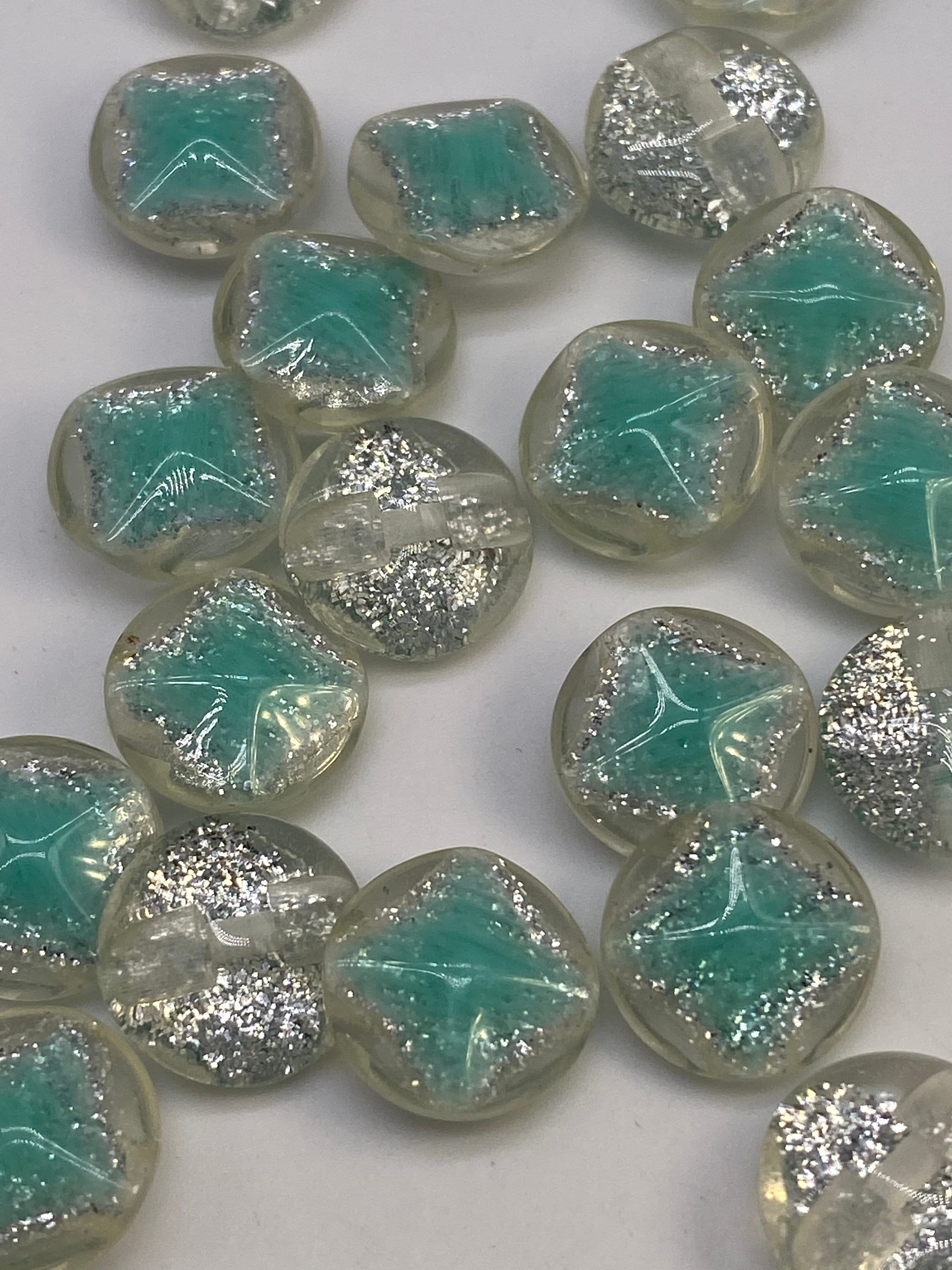Glittery vintage buttons from Hong Kong.( green ) ( 10 pieces per price )