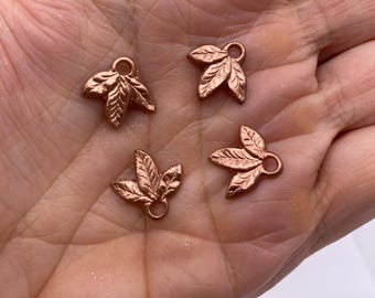 Colgante/abalorio/componente vintage de tres hojas planas. Acrílico. Cobre (30 piezas por precio)
