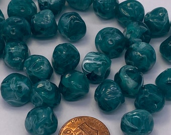 Cuentas de pepitas de resina vintage.  11mm. Remolinos verde azulado y blanco. (24 piezas por precio)