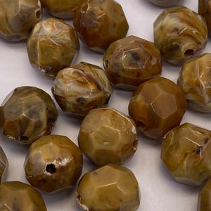 Facetted caramel and beige toned bead. Acrylic (40 pieces per price)