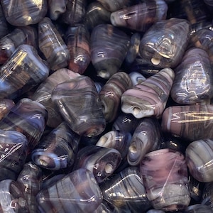 Beautiful pink and grey toned glass beads from India. ( 30 pieces per price)