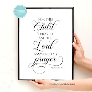 Könnte beinhalten: Schwarz-weiß gerahmter Druck mit dem Text "FOR THIS Child I PRAYED AND THE Lord ANSWERED MY prayer" in eleganter Schrift. Der Druck enthält den Bibelvers 1 Samuel 1:27 und die Wörter "Printable" und "SUSANNEWBERRYDESIGNS".