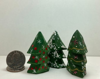 Sculpture sur bois - Miniatures en bois du trio d'arbres sculptés - Décoration de Noël sculptée et peinte à la main - WoodCarvedMinisByKLS