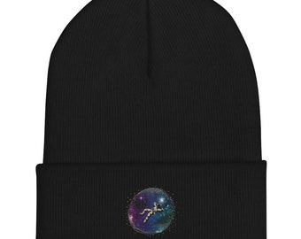 Gorro com punho astronauta no espaço