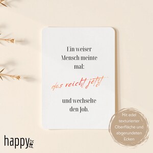 May include: A white card with rounded corners features German text in black and orange. The text reads, "Ein weiser Mensch meinte mal: das reicht jetzt und wechselte den Job." A circular graphic states "Mit edel texturierter Oberfl&auml;che und abgerundeten Ecken."