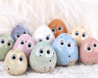 Osterei | Handgefertigte Miniatur-Keramikfigur – Osterdekoration, kleine Tonskulptur, niedliche Dekoration für den Tisch, Tischdekoration, Geschenk