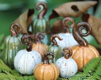 Tiny Ceramic Pumpkin | Handmade Halloween Fall Ornament – miniature clay sculpture, cute autumn decor, spooky home decoration, thanksgiving