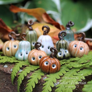 Tiny Ceramic Pumpkin | Handmade Halloween Figurine – miniature clay sculpture, cute fall ornament, spooky home decor, gothic vampire lover