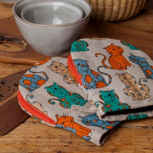 Linen kitchen glove with cats design, Christmas gift for women, Gift for cats lovers