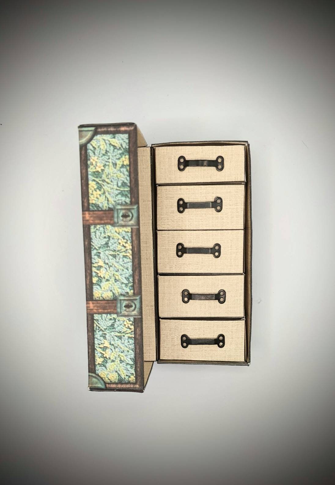 Kit Baule In Legno Litografia Scala 1:12 &ndash; Cats Paw CPT111 Per Casa Delle Bambole Miniatura