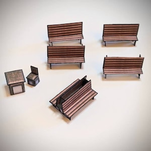 Könnte beinhalten: Ein Set aus sechs Miniatur-Papierbänken und einem kleinen Papierstuhl. Die Bänke sind braun mit schwarzen Umrissen und der Stuhl ist braun mit schwarzem Umriss. Die Bänke sind alle in verschiedenen Größen und Formen. Der Stuhl ist ein einfaches Design mit einer Rückenlehne und vier Beinen.