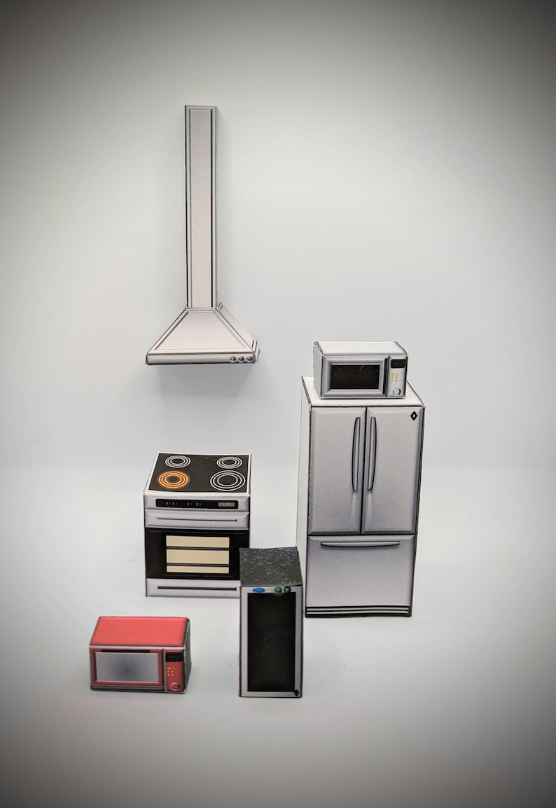Pode incluir: Um conjunto de cinco eletrodom&eacute;sticos de cozinha em miniatura, incluindo um fog&atilde;o, um forno, um refrigerador, um forno de microondas e uma adega de vinhos. Os eletrodom&eacute;sticos s&atilde;o feitos de papel e s&atilde;o pintados em um estilo realista. Os eletrodom&eacute;sticos s&atilde;o todos brancos e prateados, exceto o forno de microondas, que &eacute; vermelho.