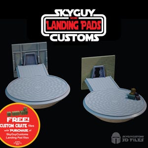 Könnte beinhalten: Zwei 3D-gedruckte Miniatur-Landeplattformen mit einer strukturierten Oberfläche und einer erhöhten Plattform. Die Landeplattformen sind grau und haben eine kreisförmige Form. Die Landeplattformen sind Teil eines Sets von Miniatur-Landeplattformen für Tabletop-Spiele. Das Bild zeigt auch ein rotes und weißes Schild mit der Aufschrift "GRATIS! BENUTZERDEFINIERTE KISTEN-Dateien mit KAUF von SkyGuyCustoms Landing Pad files".