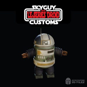 Op de afbeelding: Een groen, wit en zwart geverfd mini-droid-figuur met een geel paneel en een zwarte antenne. Het figuur staat op een zwarte achtergrond. De tekst "SKYGUY MINI LE-SERIES DROID CUSTOMS" wordt boven het figuur weergegeven.