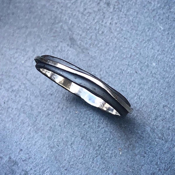 Silver Wave Ring, Geoxideerde ring, Night River Ring, 4mm zilveren band, Dunne band. Stapelring, smalle geoxideerde ring, golvende zilveren ring