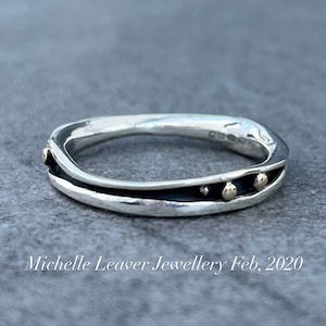 Bague en argent sterling oxydé de forme libre avec bulles en or 375