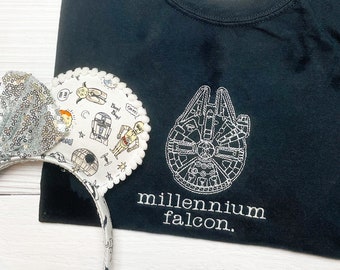 Halcón Milenario. Camiseta bordada / Star Wars Galaxy's Edge Theme Park Apparel / Disney Apparel