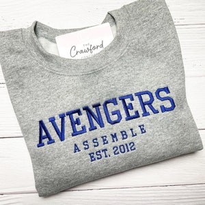 Felpa ricamata Avengers Assemble Est. 2012 / Avengers Universe / Disney Park Apparel