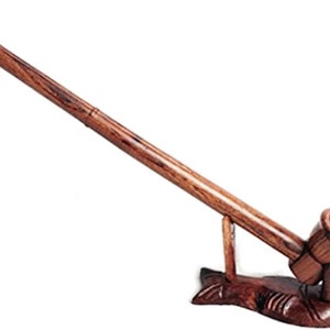 Op de afbeelding: Een lange, houten rookpijp met een bruine afwerking. De pijp rust op een houten standaard.