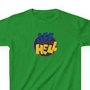 Puede incluir: Una camiseta verde con la frase "SEE YOU IN HELL" en azul, amarillo y rojo dentro de un círculo azul oscuro. El texto destaca en la parte delantera de la camiseta.