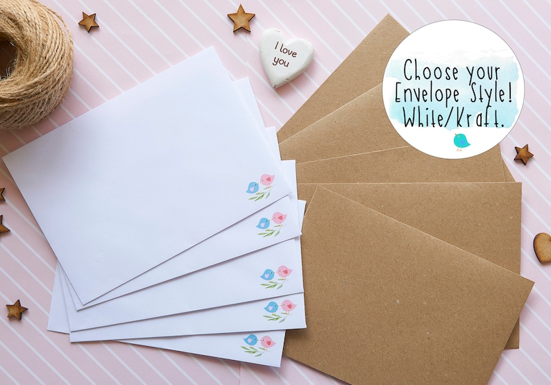 Puede incluir: Sobres de papel blanco y kraft. Los sobres blancos presentan una peque&ntilde;a ilustraci&oacute;n de dos p&aacute;jaros en una rama. El texto "Choose your Envelope Style! White/Kraft." se muestra en un gr&aacute;fico circular.
