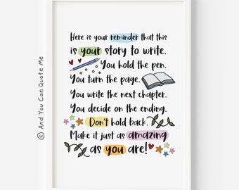 Puede incluir: Una impresión de arte de pared imprimible con una cita motivacional sobre la escritura. La cita dice: "Aquí tienes un recordatorio de que esta es tu historia para escribir. Tú sostienes la pluma. Tú pasas la página. Tú escribes el siguiente capítulo. Tú decides el final. No te contengas. Hazlo tan increíble como tú eres!" La impresión presenta ilustraciones coloridas de una pluma, un libro y estrellas.