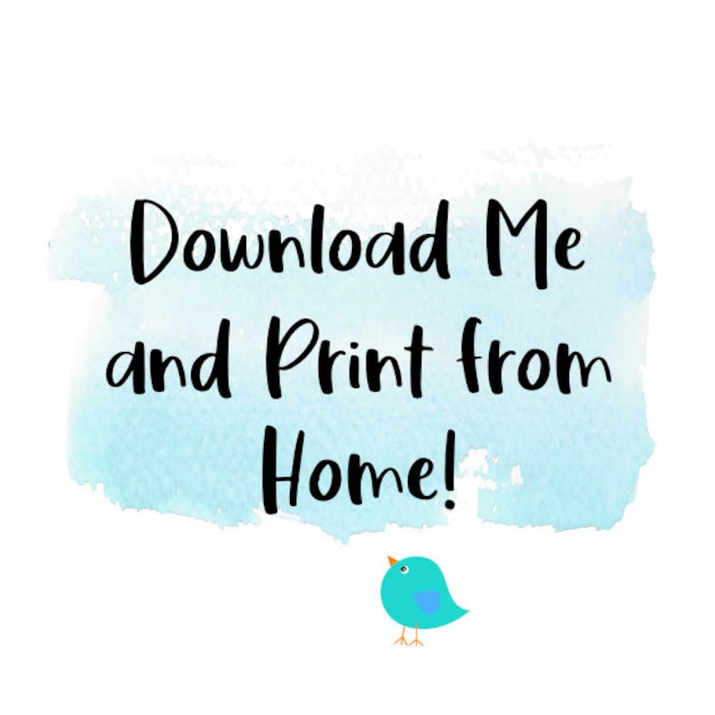 Może przedstawiać: Niebieskie tło akwarelowe z tekstem "Download Me and Print from Home!" w kolorze czarnym. Mały niebieski ptak z ż&oacute;łtym dziobem znajduje się pod tekstem.