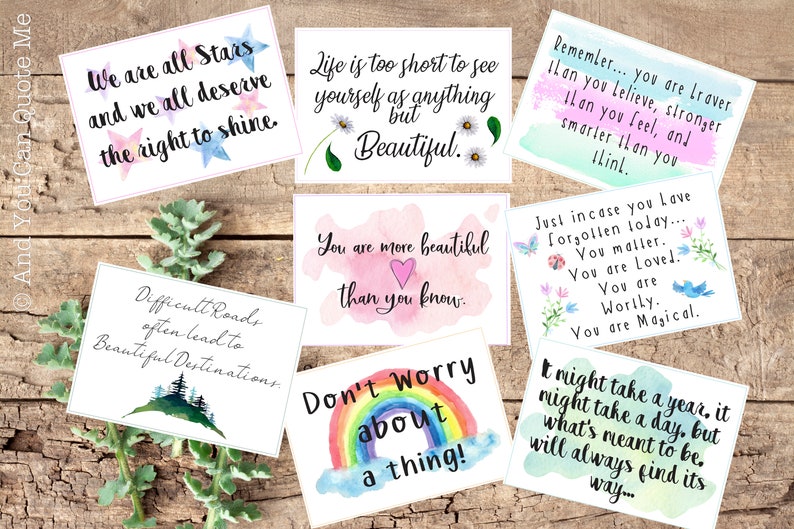 Puede incluir: Ocho tarjetas de acuarela con citas inspiradoras. Las tarjetas presentan una variedad de dise&ntilde;os, incluyendo estrellas, flores, arco&iacute;ris y una escena de monta&ntilde;a. Las citas incluyen: "Todos somos estrellas y todos merecemos el derecho a brillar.", "La vida es demasiado corta para verse como algo m&aacute;s que hermoso.", "Eres m&aacute;s hermoso de lo que crees.", "Los caminos dif&iacute;ciles a menudo conducen a hermosos destinos.", "&iexcl;No te preocupes por nada!", "Recuerda... eres m&aacute;s valiente de lo que crees, m&aacute;s fuerte de lo que sientes y m&aacute;s inteligente de lo que piensas.", "Por si acaso te has olvidado hoy... Importas. Eres amado. Eres digno. Eres m&aacute;gico.", y "Puede que lleve un a&ntilde;o, puede que lleve un d&iacute;a, pero lo que est&aacute; destinado a ser, siempre encontrar&aacute; su camino..."