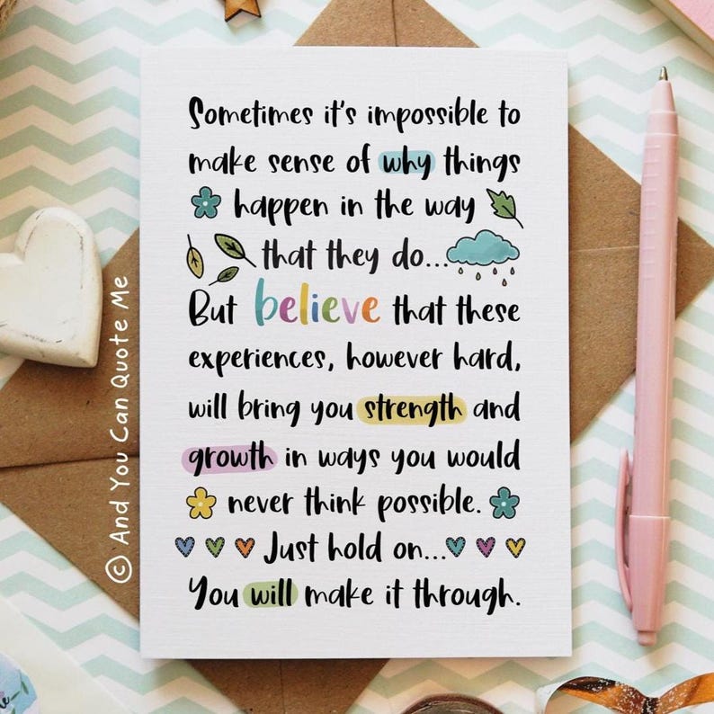 Puede incluir: Una tarjeta de felicitaci&oacute;n blanca con un mensaje escrito a mano en tinta negra, acentuado con palabras coloridas y peque&ntilde;as ilustraciones. El texto dice: "Sometimes it's impossible... You will make it through." Un bol&iacute;grafo rosa descansa junto a la tarjeta.