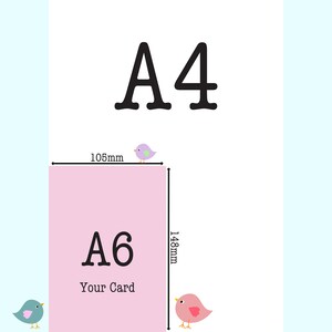Puede incluir: Un diagrama que muestra los tama&ntilde;os de papel A4 y A6. La tarjeta A6 mide 105 mm x 148 mm, con el texto "Your Card" debajo. El tama&ntilde;o A4 se muestra arriba. Hay p&aacute;jaros decorativos alrededor del diagrama.