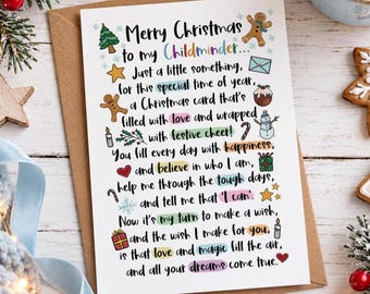 Puede incluir: Una tarjeta de felicitación navideña blanca para una cuidadora infantil con texto en negro e ilustraciones coloridas que incluyen un hombre de jengibre, un árbol de Navidad, un muñeco de nieve, regalos y estrellas con motivos festivos.