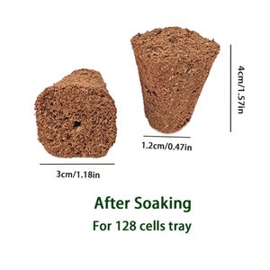 Może przedstawiać: Dwa brązowe, sprasowane bloki ziemi do wysiewu nasion. Jeden jest prostokątny, o długości 3 cm, a drugi ma kształt stożka, o wysokości 4 cm. Tekst wskazuje, że są one przeznaczone do tacki 128-komórkowej po namoczeniu.