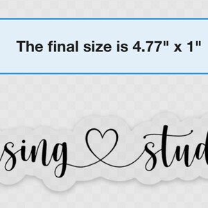K&ouml;nnte beinhalten: Schwarz-wei&szlig;er Aufkleber mit dem Text "Nursing student" mit einem Herz zwischen den W&ouml;rtern. Die endg&uuml;ltige Gr&ouml;&szlig;e betr&auml;gt 4,77" x 1".