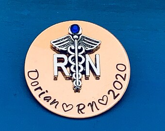 Épinglette personnalisée pour IA / Cadeau Rn / bsn / Infirmières / Cadeau d’étudiant en soins infirmiers / Cérémonie d’épinglage infirmier / Épinglette d’INFIRMIÈRE / Cadeau d’infirmière / Diplômée en soins infirmiers