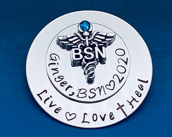 Épinglette personnalisée pour IA / Cadeau Rn / bsn / Infirmières / Cadeau d’étudiant en soins infirmiers / Cérémonie d’épinglage infirmier / Épinglette d’INFIRMIÈRE / Cadeau d’infirmière / Diplômée en soins infirmiers