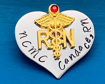 Épinglette personnalisée pour IA / Cadeau Rn / bsn / Infirmières / Cadeau d’étudiant en soins infirmiers / Cérémonie d’épinglage infirmier / Épinglette d’INFIRMIÈRE / Cadeau d’infirmière / Diplômée en soins infirmiers