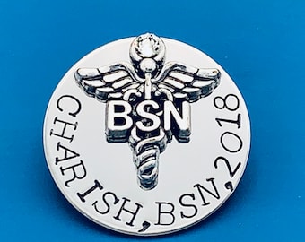 Épinglette personnalisée pour IA / Cadeau Rn / bsn / Infirmières / Cadeau d’étudiant en soins infirmiers / Cérémonie d’épinglage infirmier / Épinglette d’INFIRMIÈRE / Cadeau d’infirmière / Diplômée en soins infirmiers