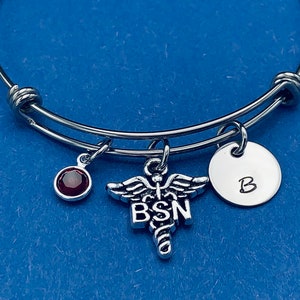 Personligt armband för sjuksköterskor / sjuksköterskepresent / bsn / sjuksköterskor / sjuksköterskestudentpresent / sjuksköterskepresent / initialarmband / lpn / NP / examenspresent