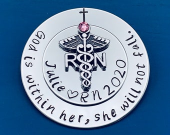 Épinglette personnalisée pour RN / Rn Gift / bsn pin / Nursing Student Gift / Nursing Pinnning Ceremony / RN pin / Nurse Pin / Nurse Pin / God is within her