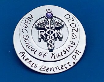 Pin de nombre de la universidad para RN / RN Nurse Gift / Rn Nurses Gift / Nursing Student Gift / Nursing Pinning Ceremony / RN pin / Nursing Graduate pin
