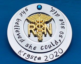 Épinglette personnalisée pour IA / Cadeau Rn / bsn / Infirmières / Cadeau d’étudiant en soins infirmiers / Cérémonie d’épinglage infirmier / Épinglette d’INFIRMIÈRE / Cadeau d’infirmière / Diplômée en soins infirmiers