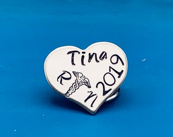 Épingle personnalisée pour les infirmières autorisées / Rn Gift /bsn /Nurses / Nursing Student Gift / Nursing Pinning Ceremony / RN pin / Nurse Gift / Nursing Graduate