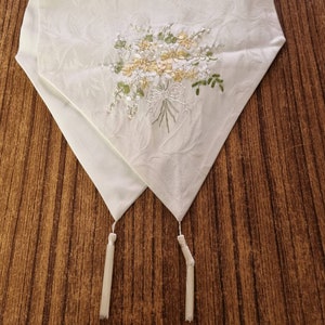 Caminho de mesa bordado com fita de seda - Damasco marfim, estilo vintage