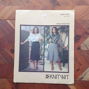 Puede incluir: Patrón de costura Knit Wit 4500 para falda recta de mujer. El patrón es para las tallas 6 a 22. La imagen muestra a dos mujeres usando diferentes versiones de la falda.