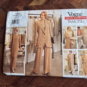 Puede incluir: Patrón de costura Vogue para vestuario profesional. La imagen muestra a una mujer con un traje beige con estampado floral. El patrón incluye una blazer, pantalones de pierna ancha y un vestido. El número de patrón es 1334.